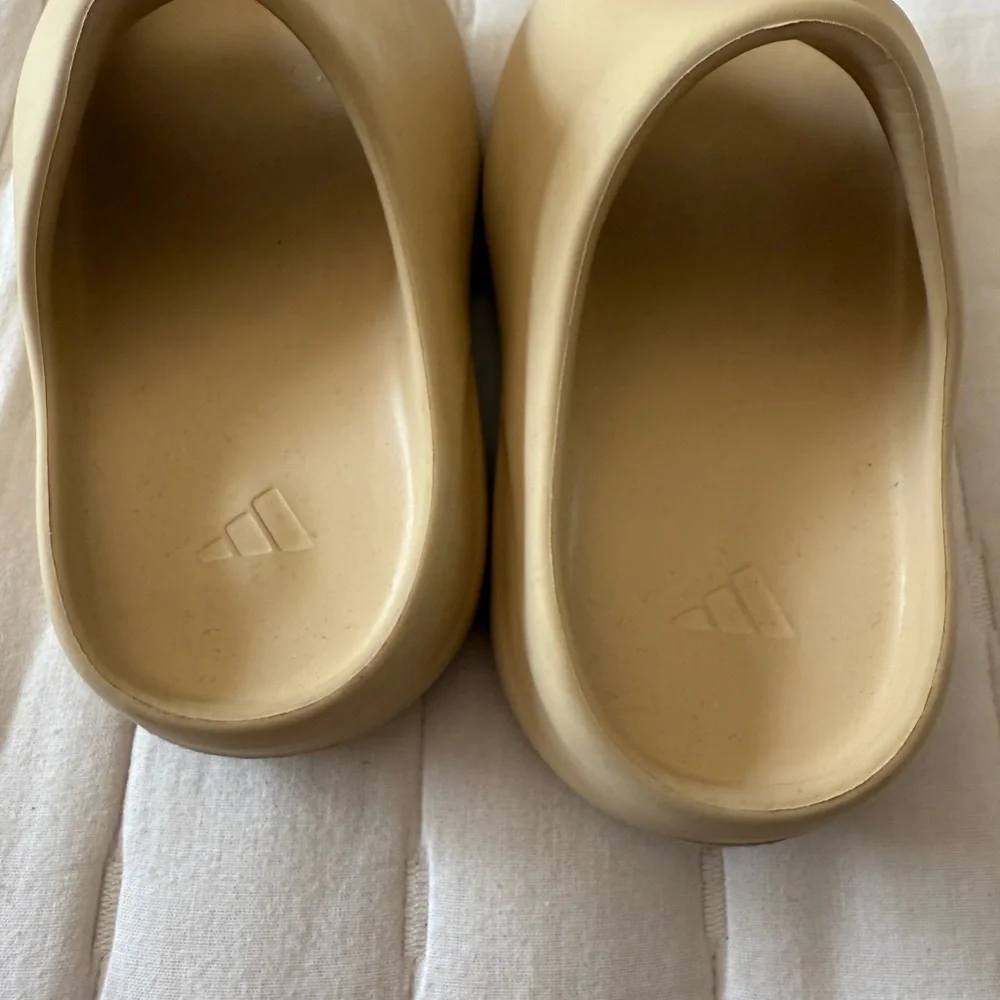 Adidas Yeezy Kids Slides in color bone - Picture 3 of 6